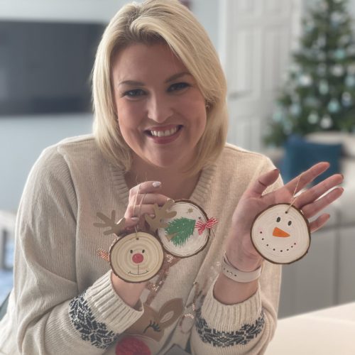 Craft cute wood slice Christmas decorations with Sara